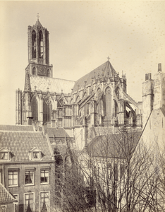 122927 Gezicht op het koor en zuidertransept van de Domkerk en de Domtoren te Utrecht, vanaf het huis Achter St.-Pieter ...